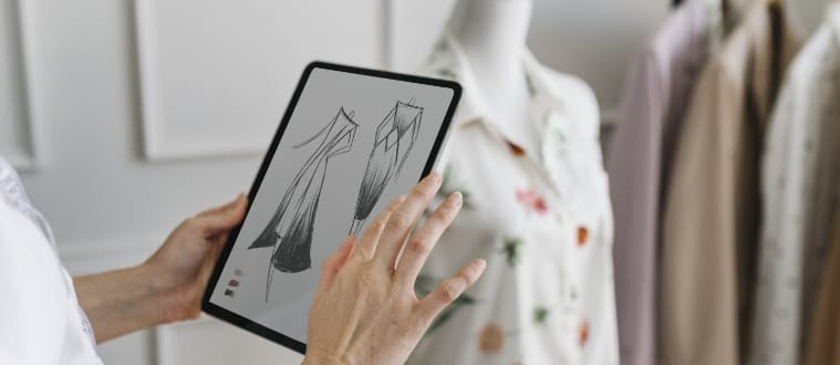 Tablette où figurent des modèles de vêtements dans un atelier de fabrication de vêtements