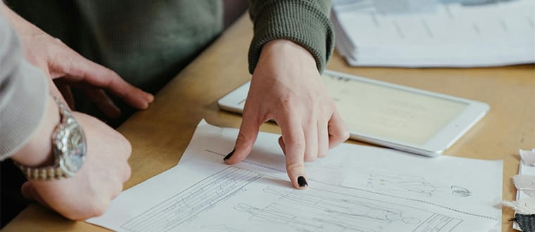 Deux personnes travaillant sur un plan de collection de vêtements