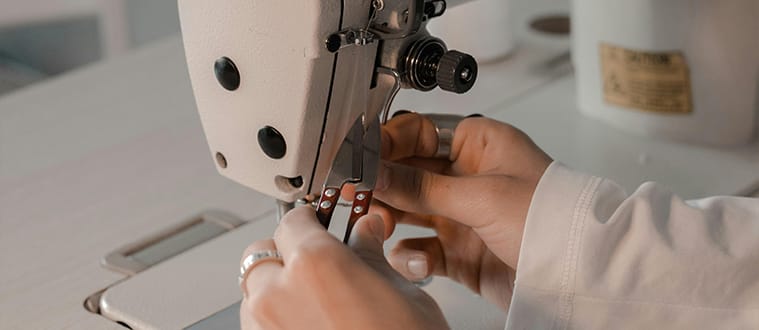 Fabrication textile avec une machine à coudre dans une usine textile