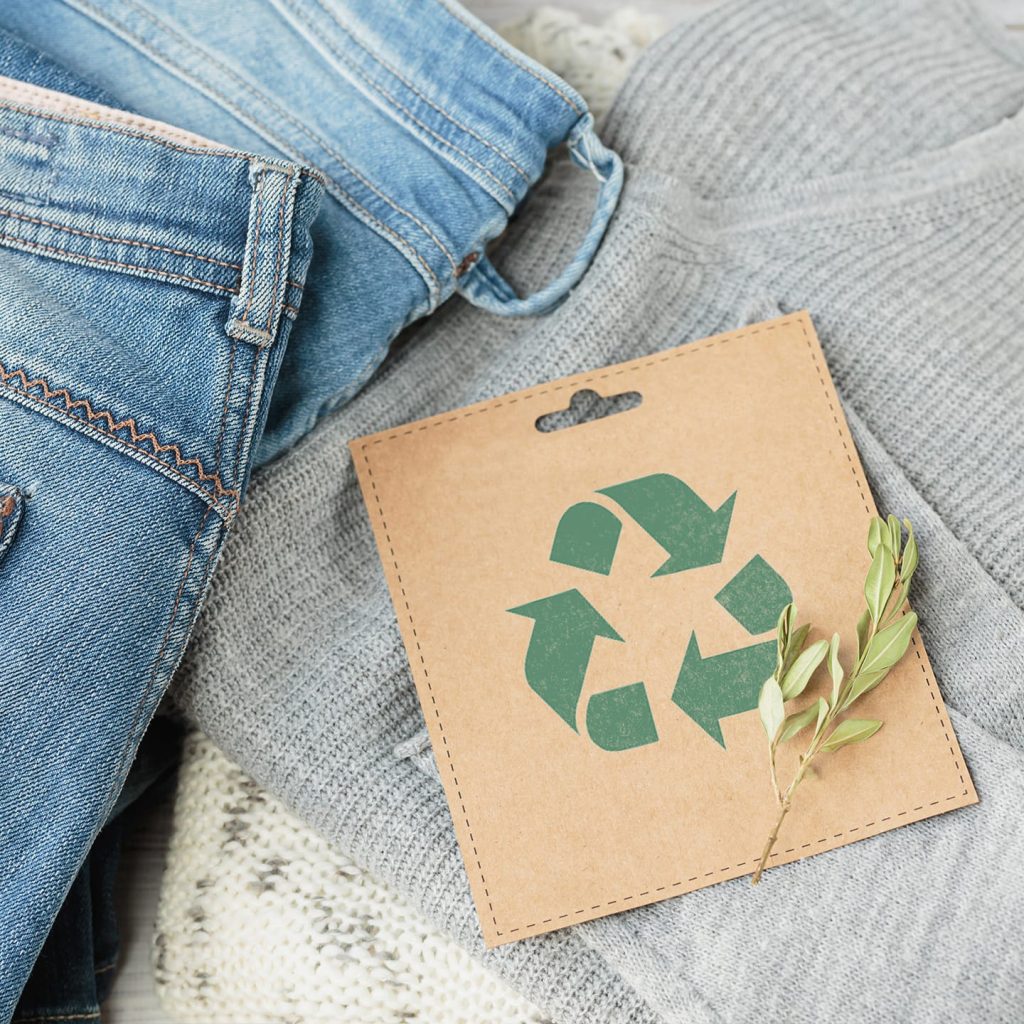 Un jean et un t-shirt fabriqués de façon durable et éco-responsable